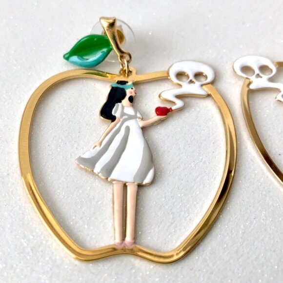 Les Nereides N2 Snow White & Evil Stepmother Earrings w/Bag - Picture 3 of 6